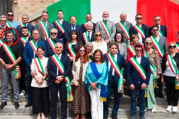 Mayor in black shirt at Republic Day, it's a controversy. “Memory of the Resistance offended”