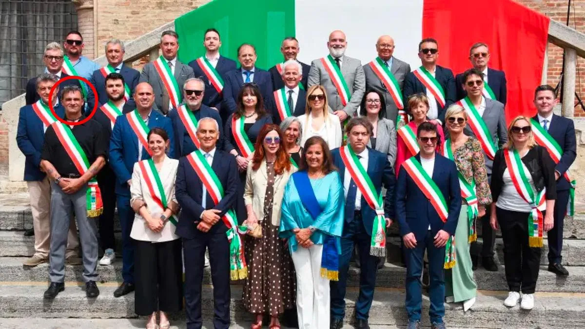 Mayor in black shirt at Republic Day, it's a controversy. “Memory of the Resistance offended”