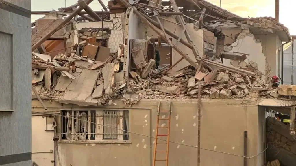 A Porto Sant'Elpidio si cercano corpi tra le macerie