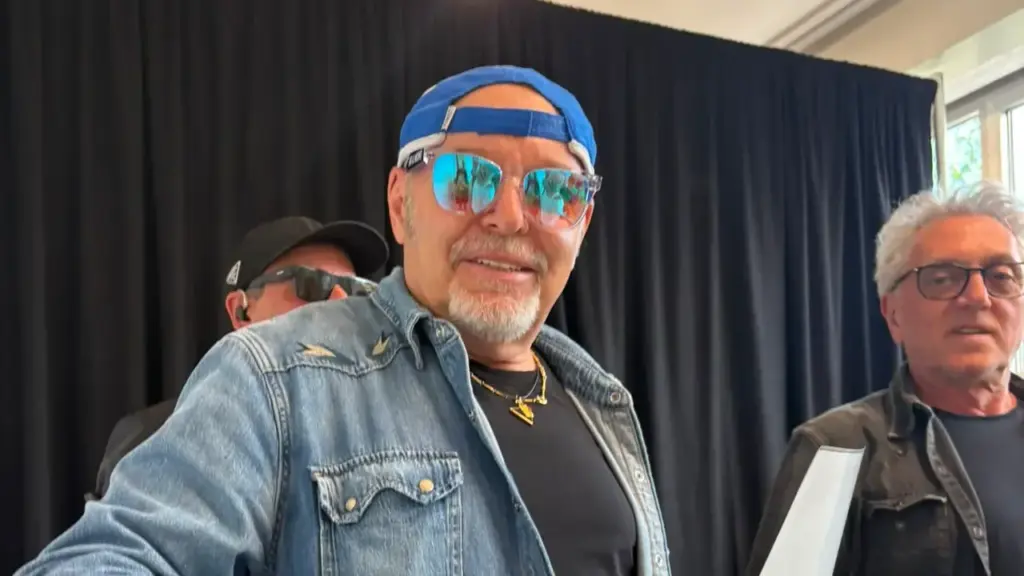 Vasco Rossi durante l'incontro con i bambini