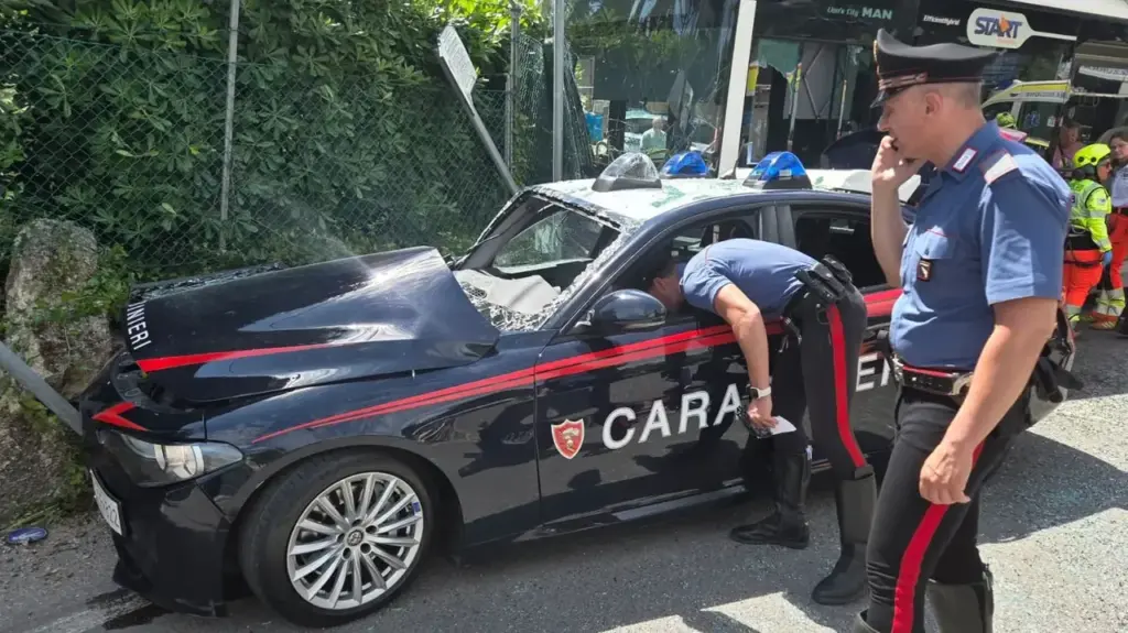 The crashed Carabinieri Alfa Romeo (Migliorini)