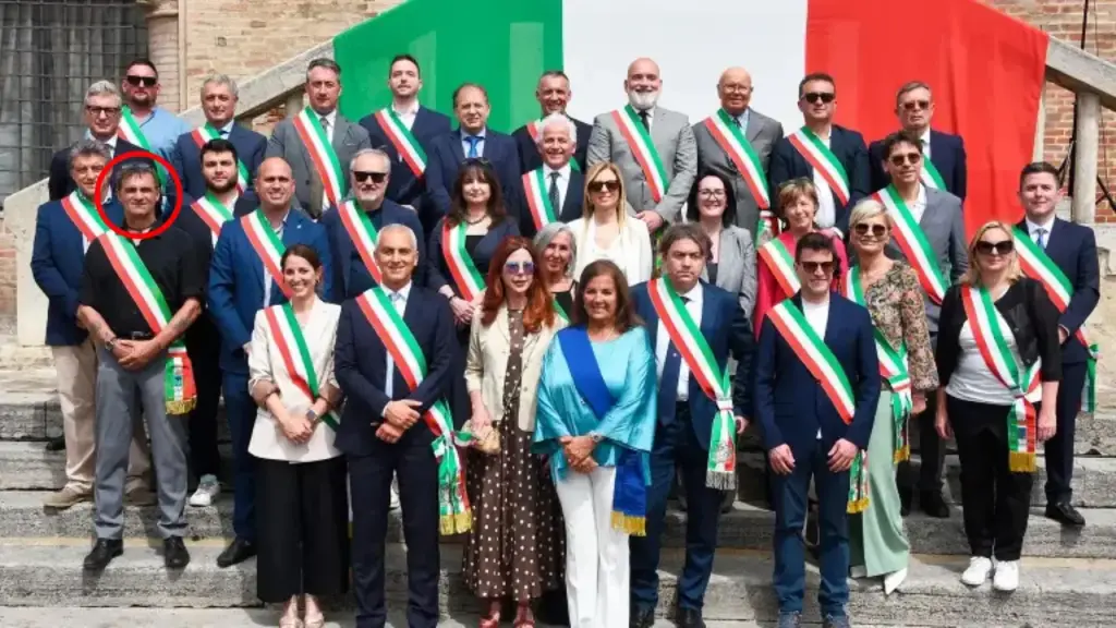 In the round, Mauro Giannini in a black shirt and tricolor sash on June 2nd