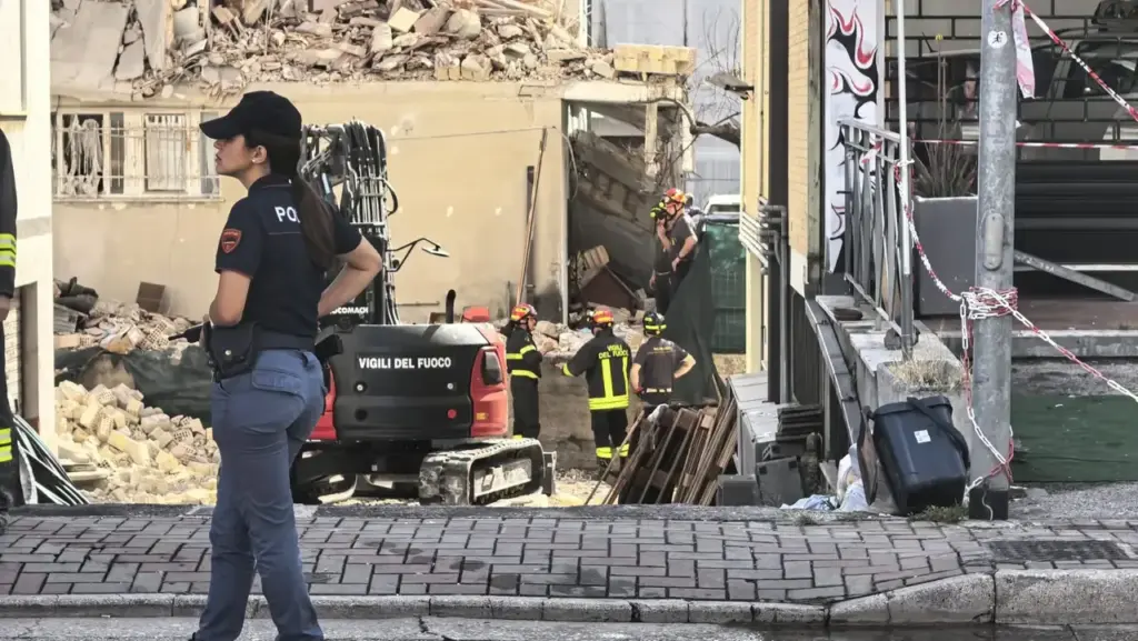 Vigili del fuoco, forze dell'ordine e sanitari del 118 al lavoro dalle prime luci dell'alba (Foto Zeppilli)