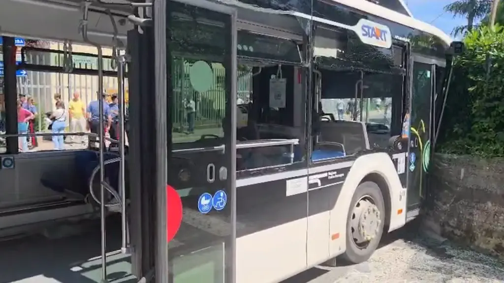 Violent collision between bus and Carabinieri car in Rimini: there are injured