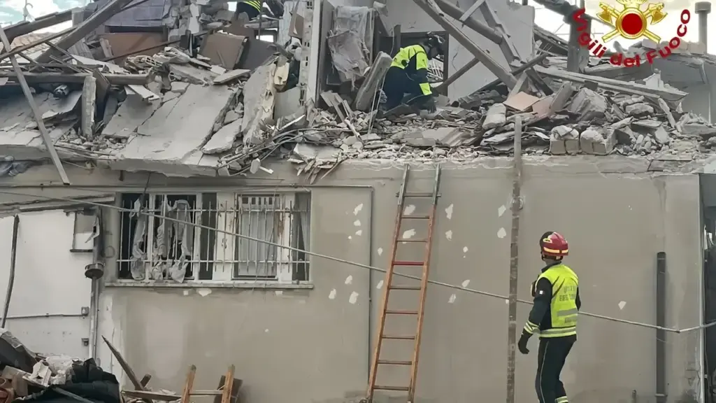 Tragica esplosione a Porto Sant'Elpidio: un morto e due feriti. si cerca un'anziana dispersa tra le macerie (Foto dei Vigili del fuoco)