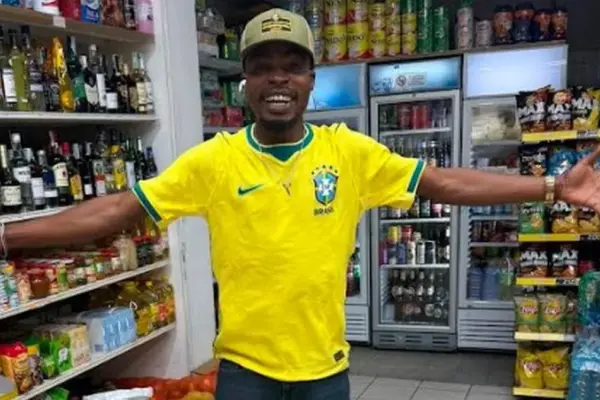 The story of the undocumented immigrant who sold tissues on the street: wins 500,000 euros and a residence permit