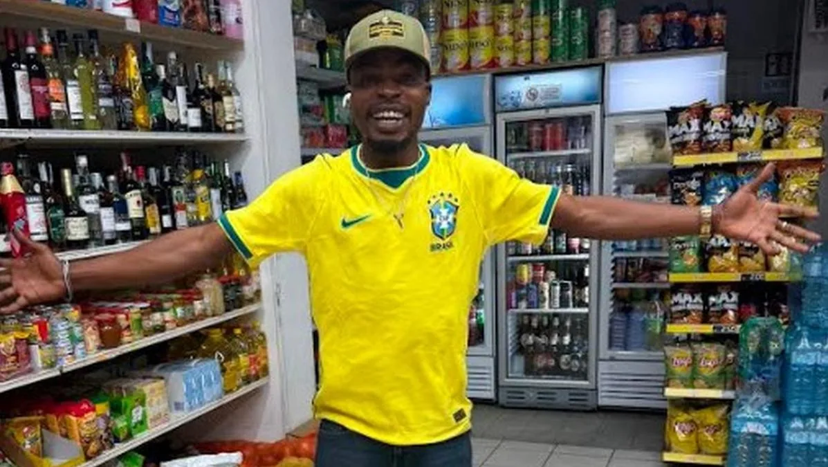 The story of the undocumented immigrant who sold tissues on the street: wins 500,000 euros and a residence permit