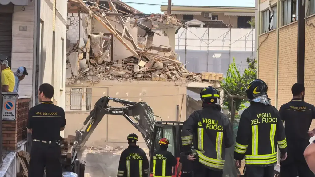 Building collapsed in Porto Sant'Elpidio, firefighters at work (photo Zeppilli)