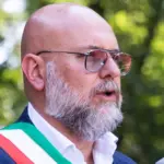 Investigated for terrorism at the meeting with students, mayor under fire: "He was interpreting, he doesn't know him"