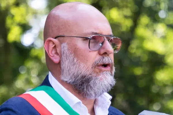 Investigated for terrorism at the meeting with students, mayor under fire: "He was interpreting, he doesn't know him"