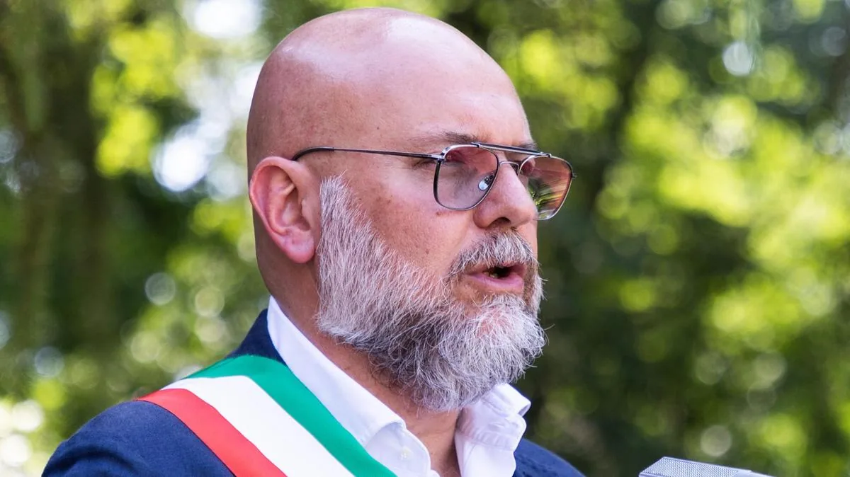 Investigated for terrorism at the meeting with students, mayor under fire: "He was interpreting, he doesn't know him"