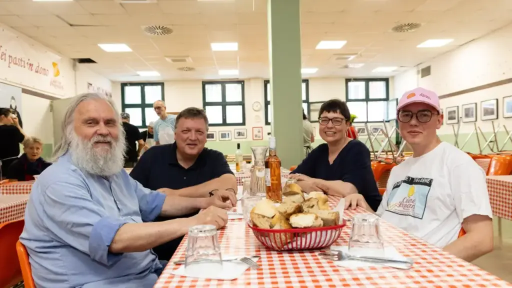 The journalist during his stay gets to know several city organizations and is struck by Le Cucine Popolari