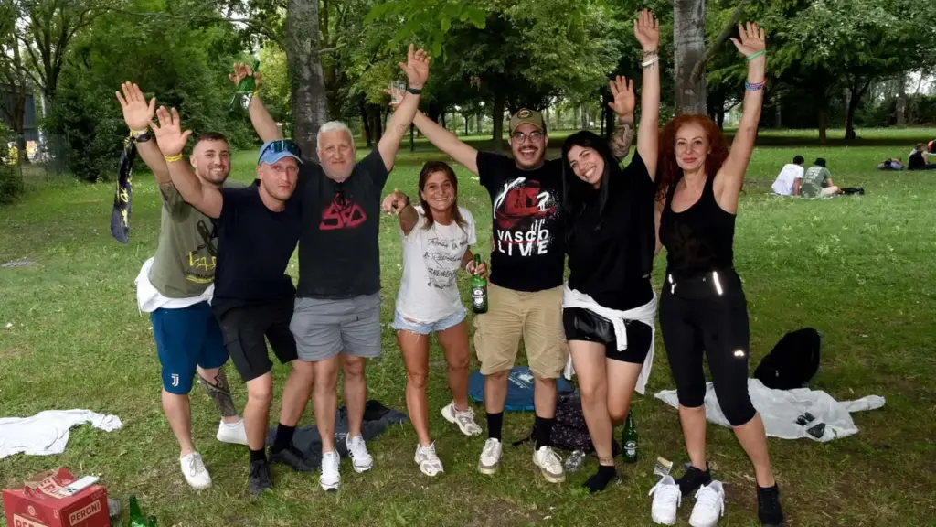 A group of fans: they come from Turin, Rome and Germany for their idol (Businesspress)