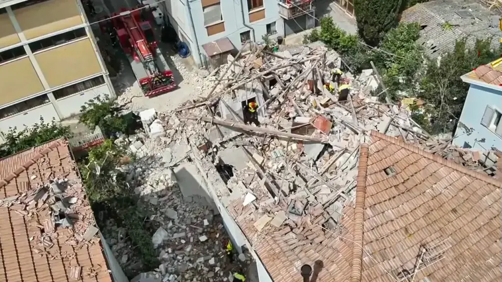 The exploded building seen from above (Zeppilli)