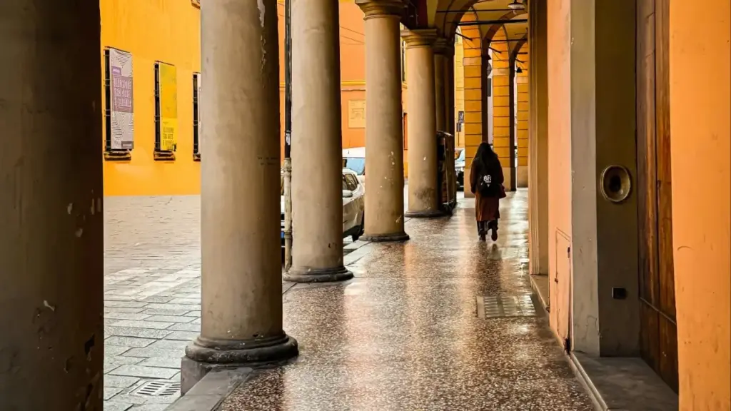 Una donna passeggia a Bologna dopo il maltempo (Pexels)