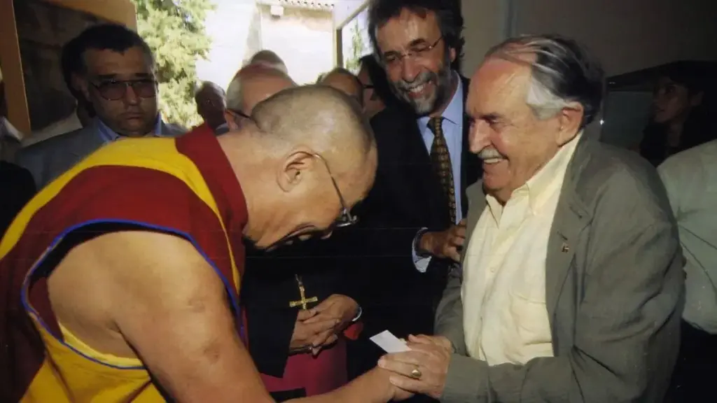 June 1994: the historic visit of the Dalai Lama to Pennabilli received by Tonino Guerra