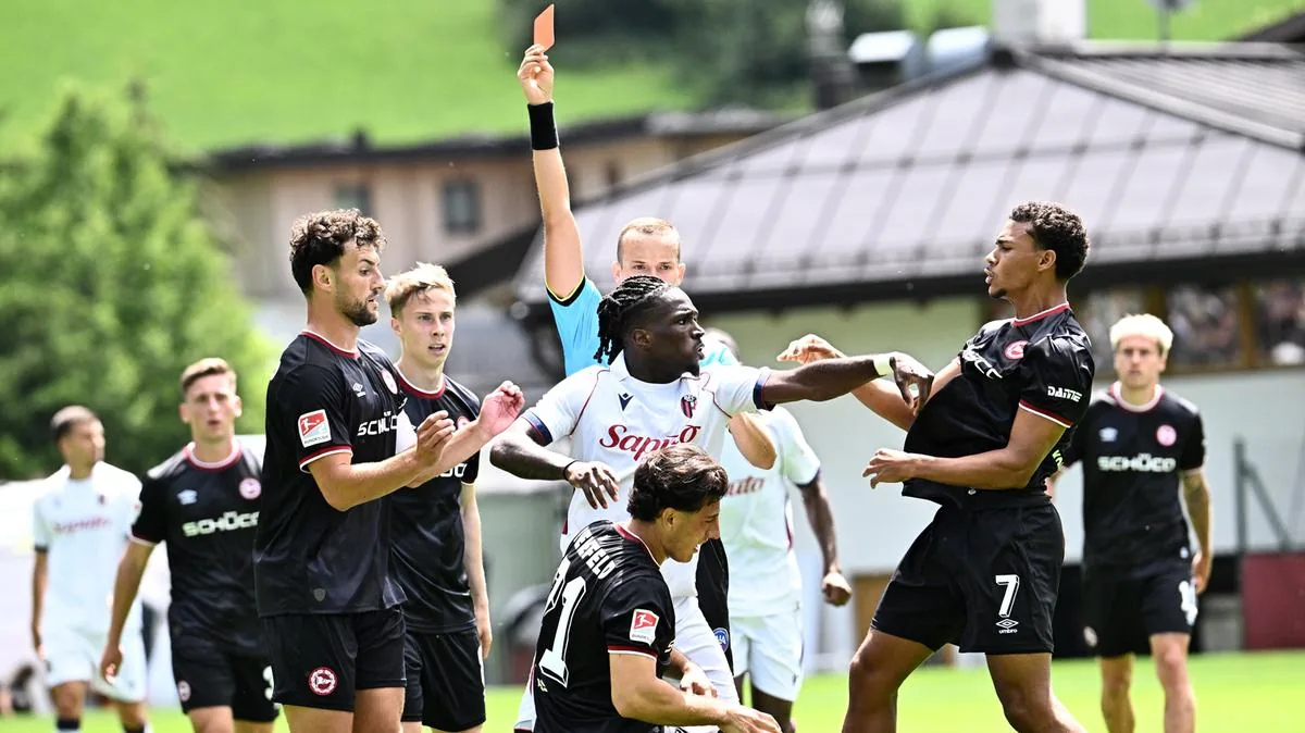 Il Bologna starts badly, with Arminia Bielefeld it ends 0-4. Rowe sent off: he is fouled and then hits the opponent