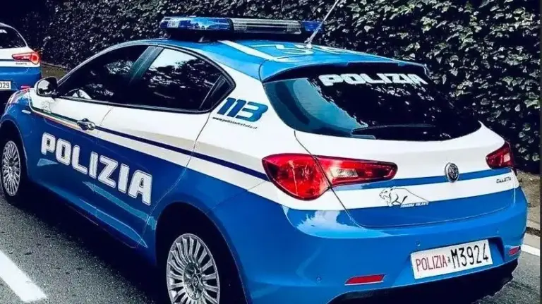 Gli agenti hanno scortato l'auto dei familiari della piccola in ospedale (foto archivio)