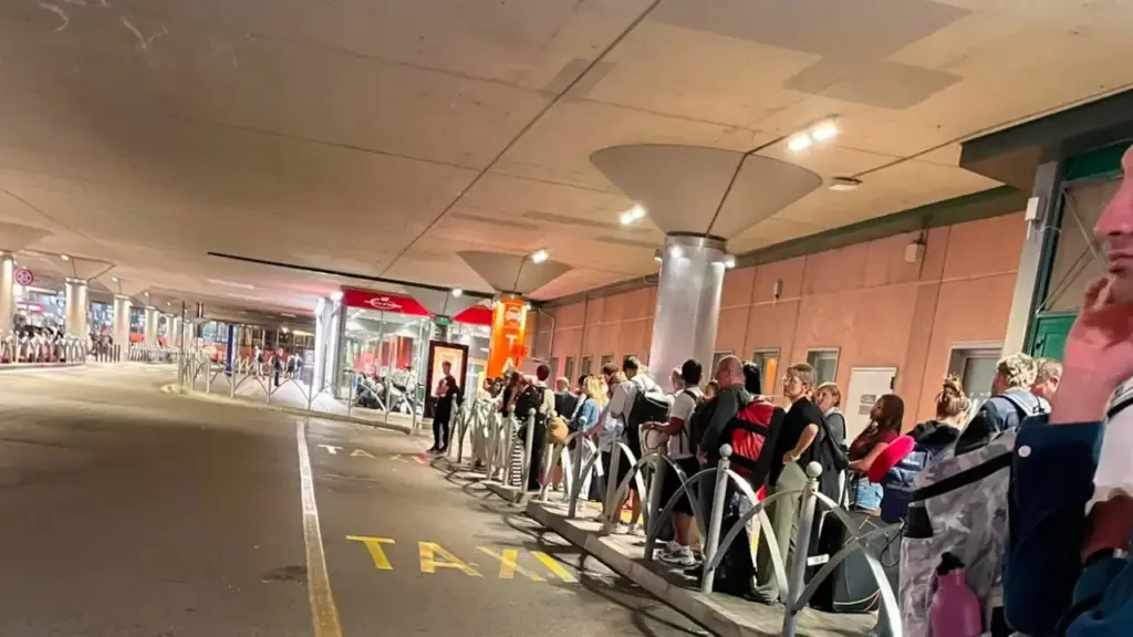 La fila in attesa di un taxi all'aeroporto Marconi di Bologna