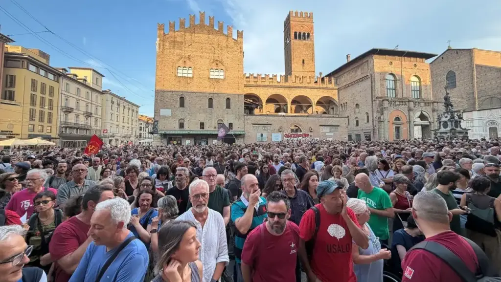 Hundreds at the rally called by Mayor Lepore in the name of Fakir, who died at Pilastro during his arrest (Photo Schicchi)