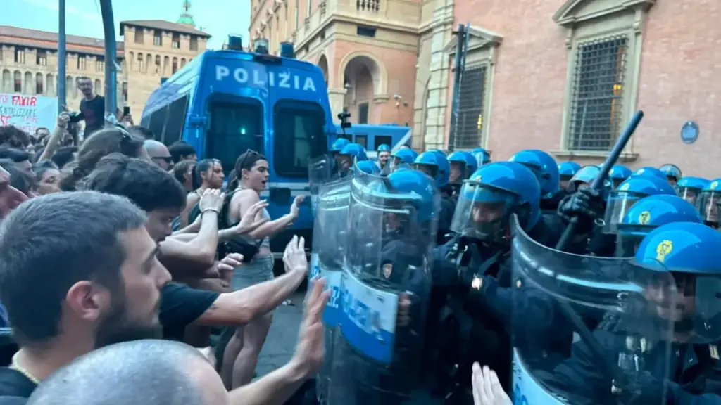Scontri tra antagonisti e polizia in pieno centro a Bologna. Gli agenti usano gli idranti per disperdere i facinorosi