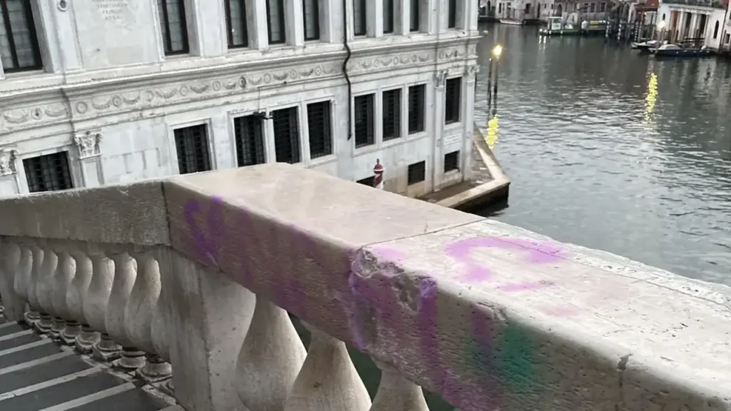Defacing the Rialto Bridge in Venice with spray paint, three young people stopped and reported