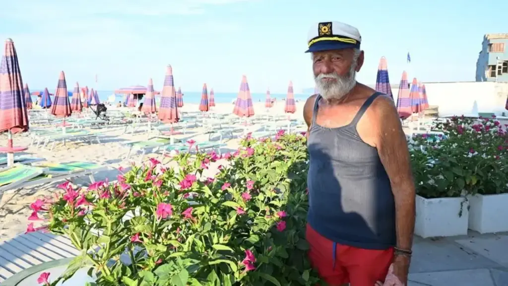 Ricci racconta che in spiaggia lavora da solo, ma che lo fa per passione e per accogliere i clienti che lo conoscono anche da molti anni