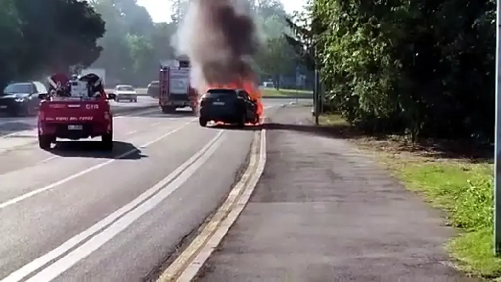 Fear in Reggio Emilia, a car suddenly catches fire: driver unharmed