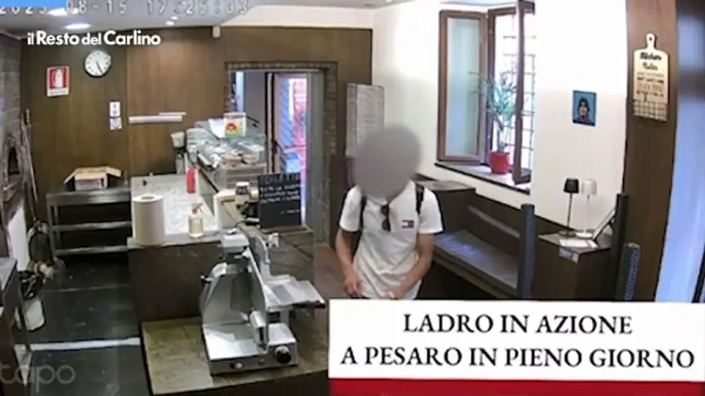 Umberto Carriera threatened in front of customers: “I’ll smash your head and kill you”. Tourists flee