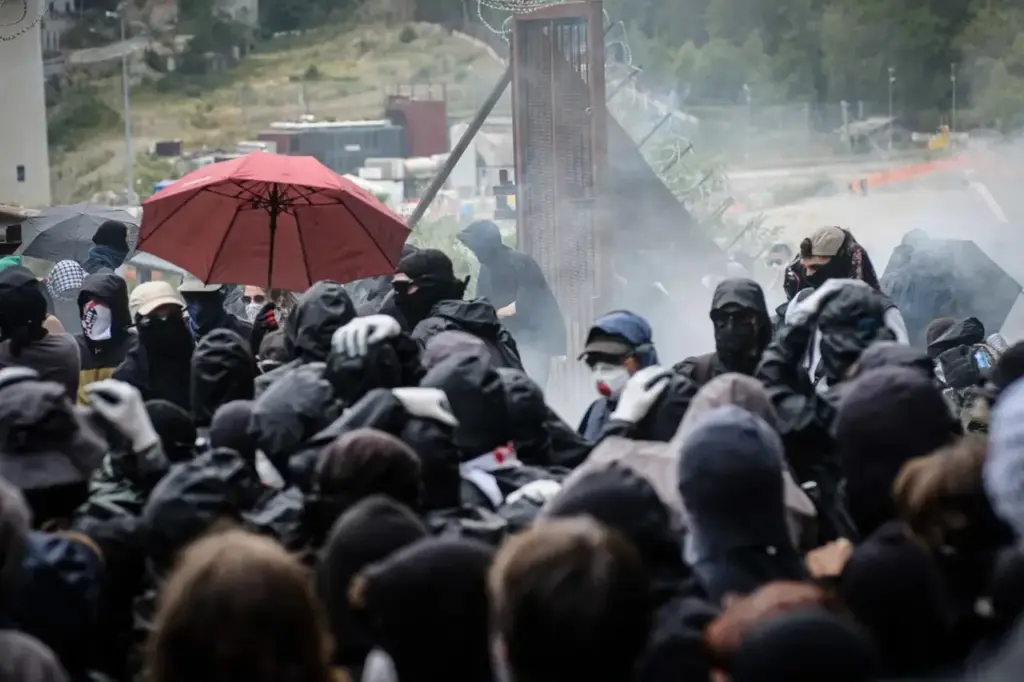 No Tav march, hundreds of hooded individuals assault the Chiomonte construction site