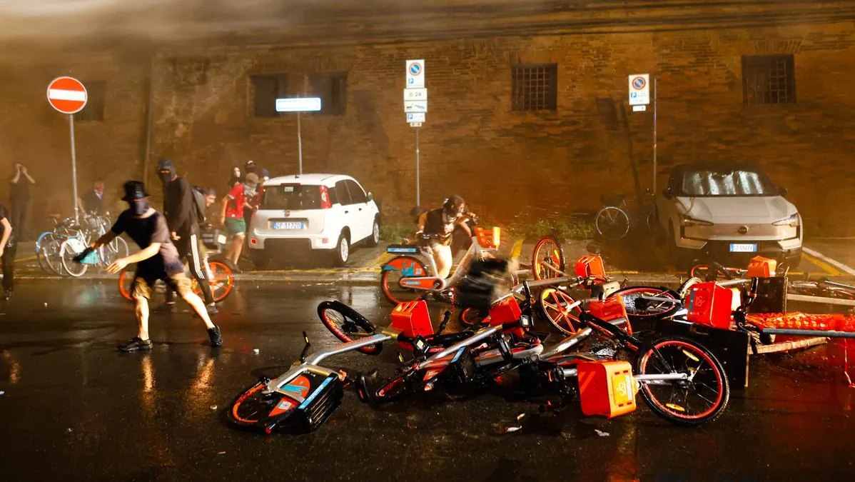 Clashes in Bologna after the death of Fakir: a file opened, 12 under investigation