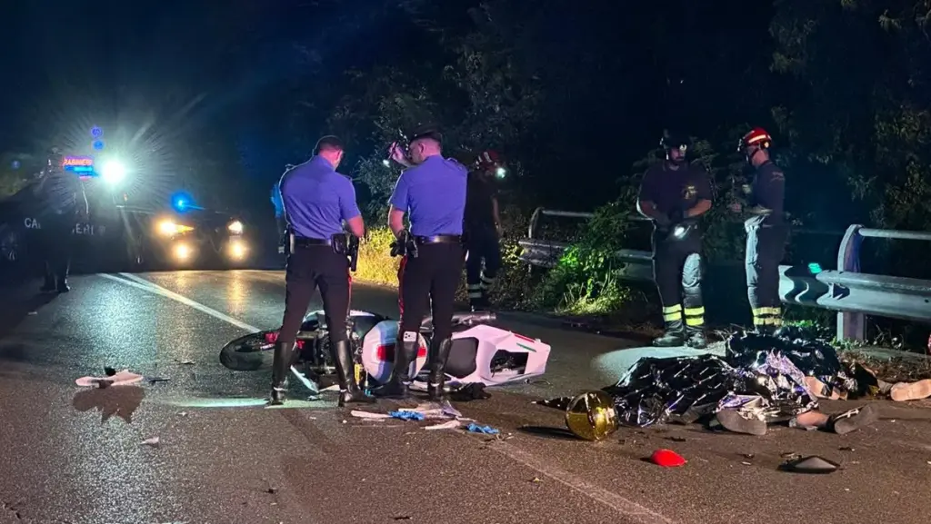 Motorcycle crashes into a van: 2 dead. A witness tried to help them