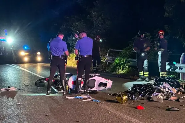 Motorcycle crashes into a van: 2 dead. A witness tried to help them