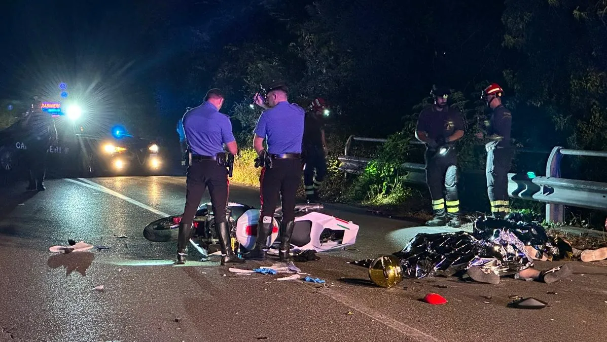 Motorcycle crashes into a van: 2 dead. A witness tried to help them