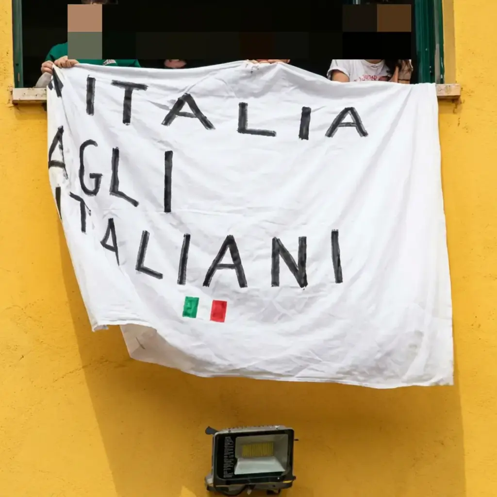 Lo striscione comparso a una finestra del liceo Monti di Cesena