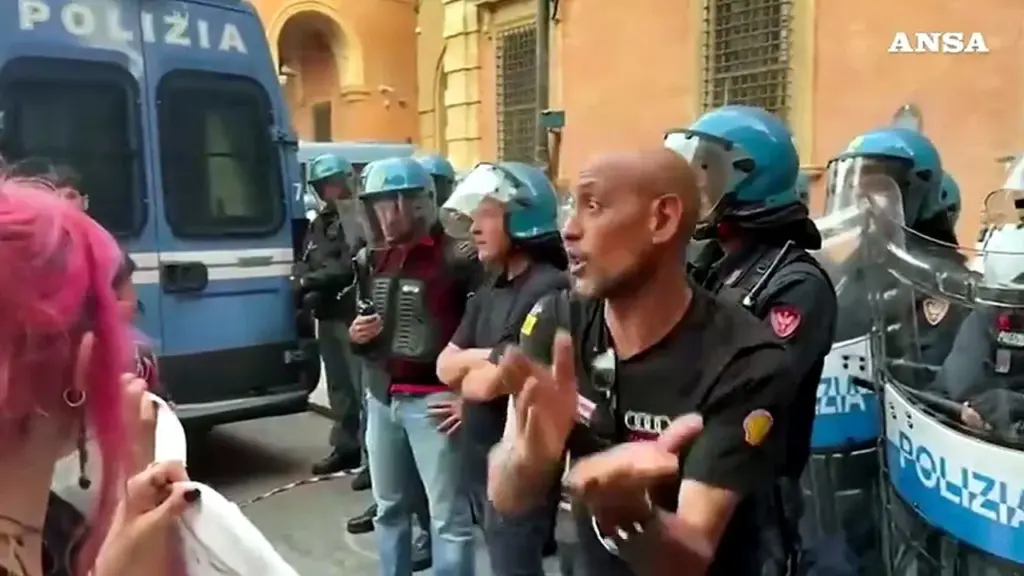 Francesca, la donna che si oppose ai facinorosi negli scontri dopo la morte di Fakir: “Ho sentito la premier. Ora aspetto il sindaco”