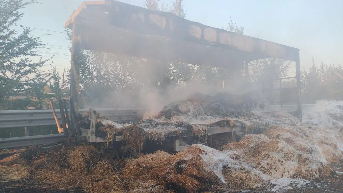 Terrifying fire on the A1, hay truck ablaze: several hours of traffic jam