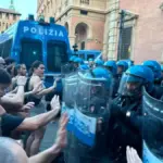 Fakir Case, clashes in the squares: thousands at the mayor's rally. Then the antagonists unleash chaos