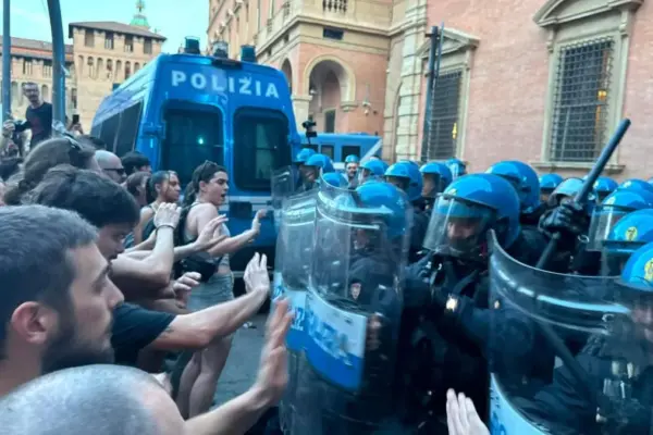 Fakir Case, clashes in the squares: thousands at the mayor's rally. Then the antagonists unleash chaos
