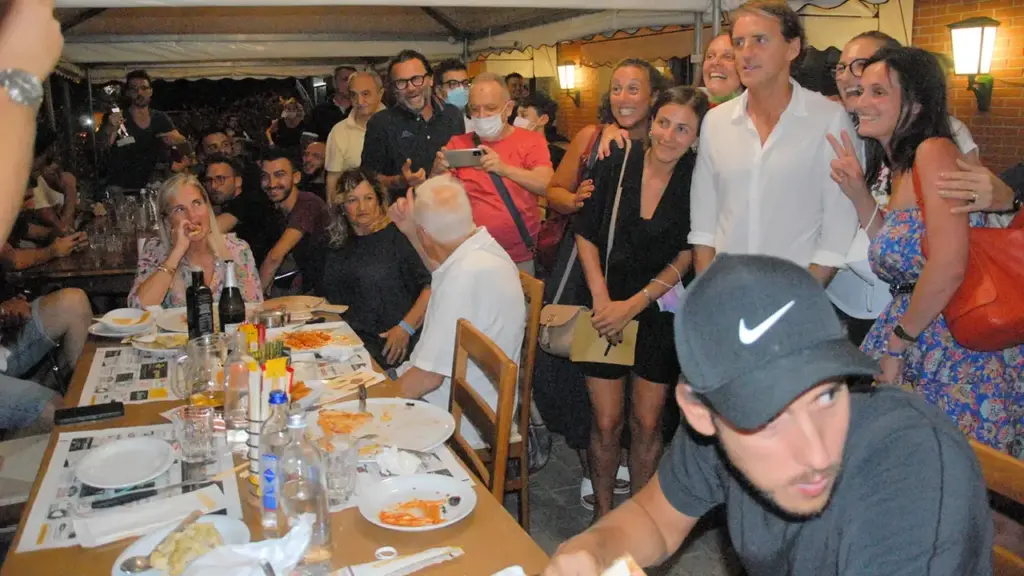 Roberto Mancini in Jesi, blitz in pizzeria: rain of selfies (photo service Binci)