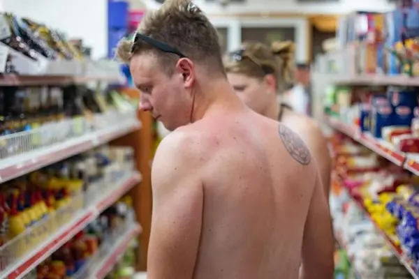 No entry to stores shirtless or in swimwear: fines up to 500 euros. Here is the mayor's ordinance