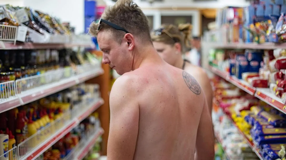 No entry to stores shirtless or in swimwear: fines up to 500 euros. Here is the mayor's ordinance