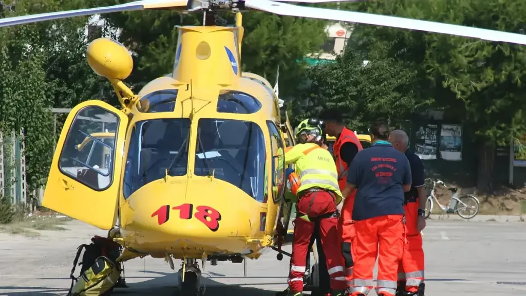 She gets off the boat, the propeller slashes her thigh: a woman in her forties injured