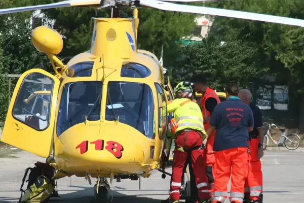 She gets off the boat, the propeller slashes her thigh: a woman in her forties injured