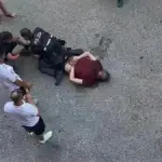 “Enough.” But he dies in handcuffs, pinned face down by the police: in a video the agony of a 42-year-old