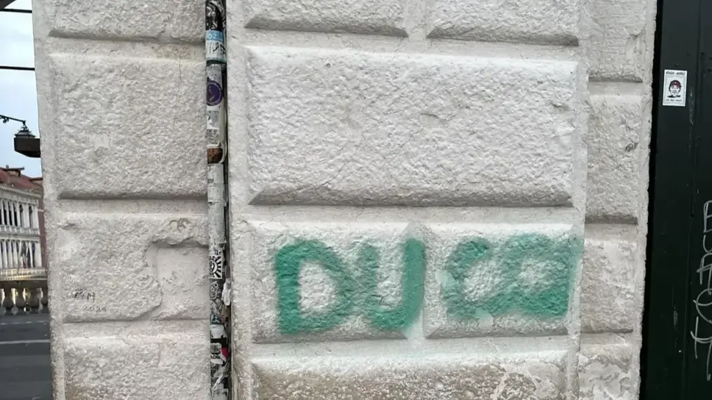 Defacing the Rialto Bridge in Venice with spray paint, three young people stopped and reported