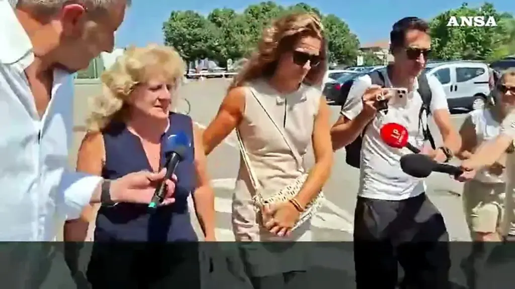 The wife and daughters visit Roggero in prison: “He is fine, he is calm