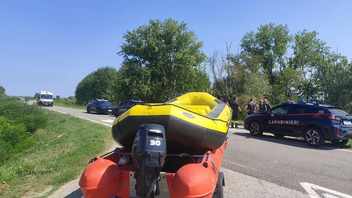 He dives into the Po to save his 6-year-old daughter and another little girl but then does not resurface: 36-year-old drowned