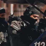 Bank robbery in Casalecchio, two bandits barricaded in the branch hold employees and customers hostage: b