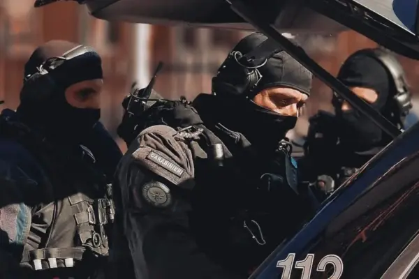 Bank robbery in Casalecchio, two bandits barricaded in the branch hold employees and customers hostage: b